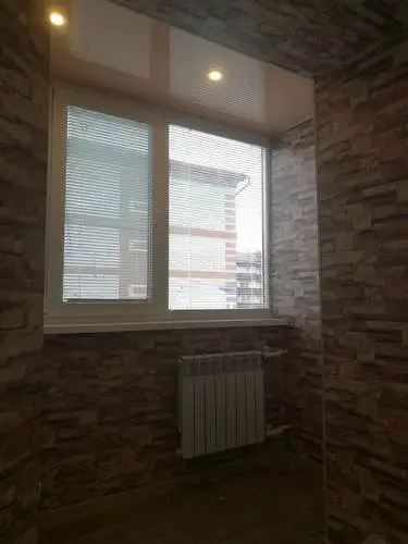 Установка двухстворчатого окна в квартире