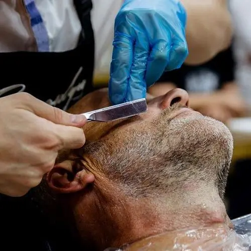 Оформление бороды опасным лезвием