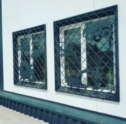 Металлическая решетка на окно