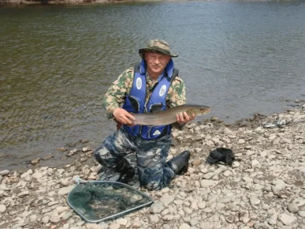 Трофейная рыбалка на тайменя на реке Шевли