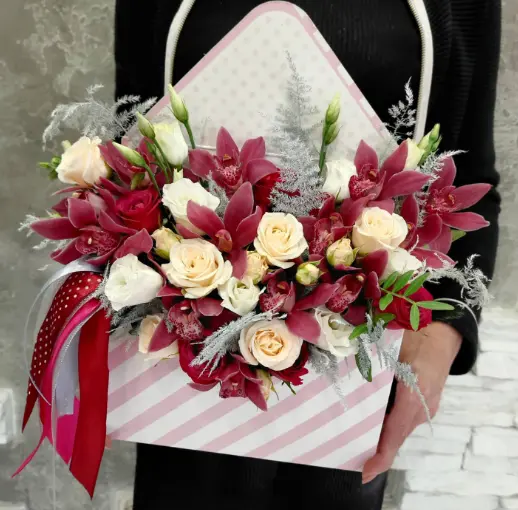 Композиция из цветов в конверте подарок, романтика, юбилей, день рождения