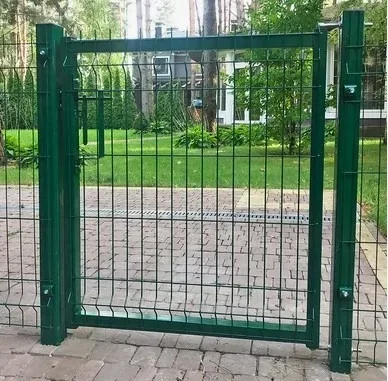 Калитка распашная сетчатая, высота 2 м.