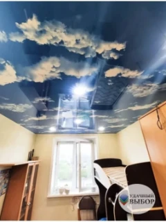 Глянцевый натяжной потолок "Небо с облаками"
