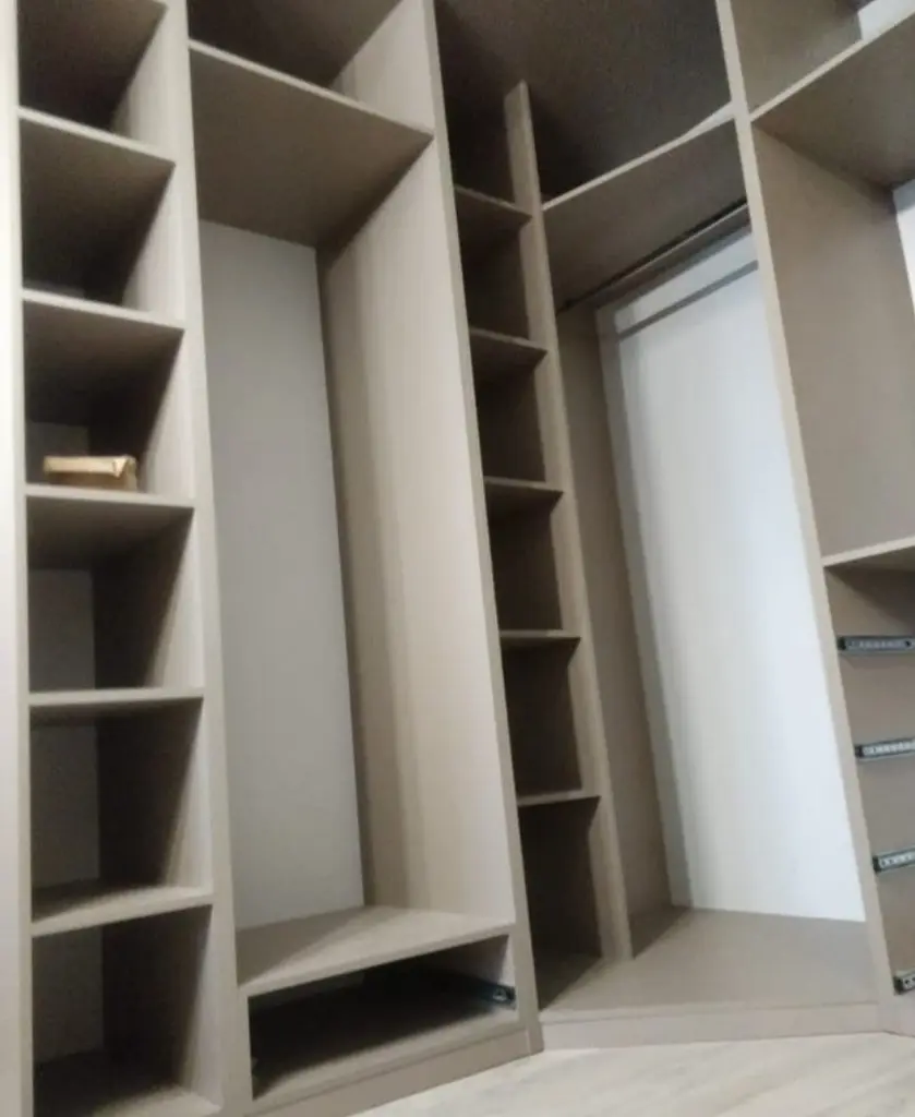 Угловой шкаф с зеркалом на заказ