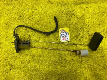 Фото для Датчик уровня топлива TOYOTA LAND CRUISER PRADO KZJ78W/KZJ78G/KZJ71G/KZJ71W 1KZTE 1994/Цвет 24V задн. (б/у)