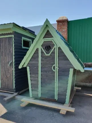 Туалет для дачи из дерева с длинными скатами крыши, собственное производство
