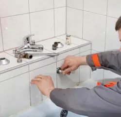 Услуги сантехника: Установка смесителя в ванной