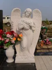 Мемориальная скульптура "Ангел с цветами"