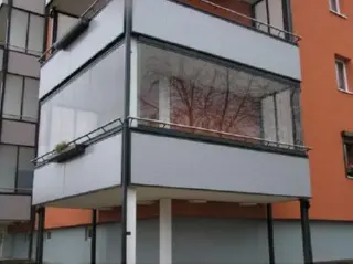 Безрамное остекление углового балкона